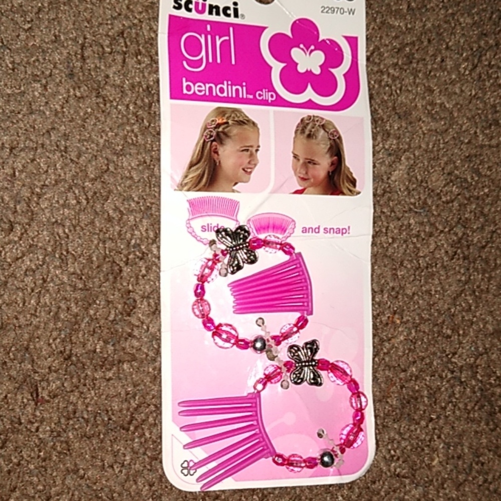 Random items hair clips with free necklace